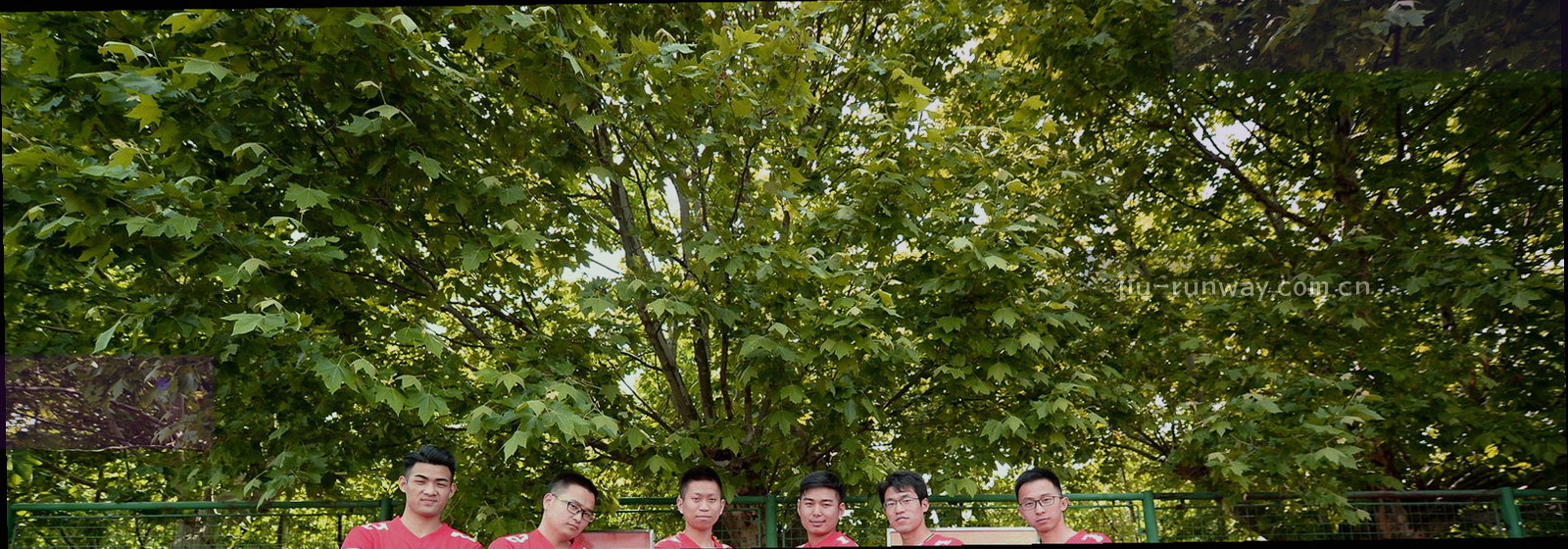 田径场计时牌与分道号码的抽象局部纹理，深墨蓝与金属银为主，不含人物